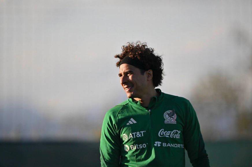 Como es lógico, <b>Memo Ochoa</b> no se comprometió ni le respondió a <b>Wanda Espinosa</b>, pues tiene una familia y sabe que dichos comentarios podrían arruinar su relación sentimental.