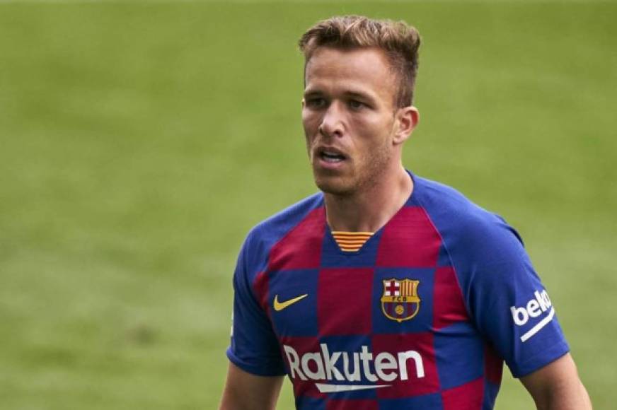 Arthur Melo ya es nuevo jugador de la Juventus. El brasileño firmó su nuevo contrato con el equipo italiano este domingo en Turín, ciudad a la que se desplazó después del partido del Barcelona en Vigo frente al Celta.<br/><br/>Su nuevo contrato le liga a la Juve para las próximas cinco temporadas y ahora solamente queda el anuncio oficial del traspaso que en un principio será este lunes.