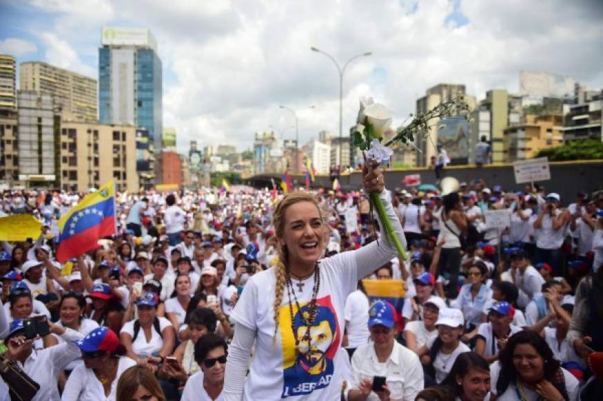 En esta manifestación también participaron Lilian Tintori, la esposa del opositor encarcelado Leopoldo López, y el dos veces candidato presidencial Henrique Capriles, quien aseguró que el Gobierno 'tiene terror a que la mujer venezolana le diga en su cara la verdad'.