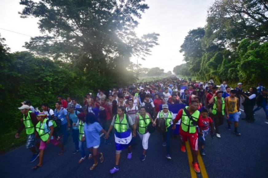 Los miles de migrantes hondureños de la caravana reanudaron hoy su camino sin saber si el Gobierno mexicano les dejará continuar su paso.