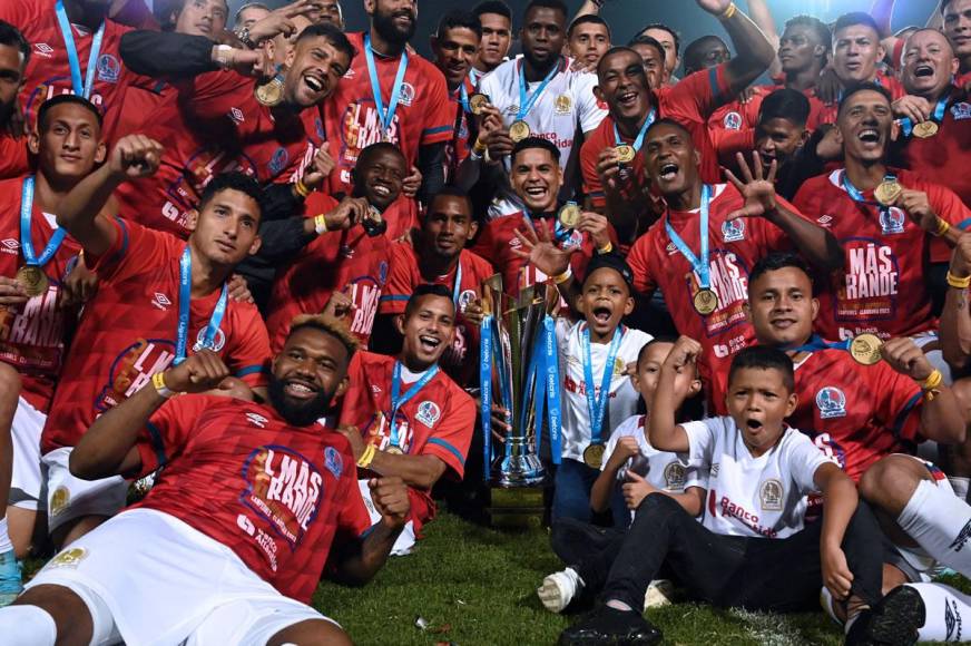 La celebración del plantel del Olimpia con su Copa 36.