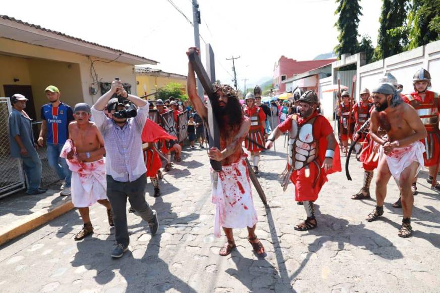 Las cámaras de Diario La Prensa se trasladaron hasta dicho municipio para captar las imágenes de la celebración cristiana, en la que se conmemora los diferentes momentos vividos por Jesús de Nazaret -desde su prendimiento, crucifixión y sepultura. Fotografía: La Prensa / Melvin Cubas