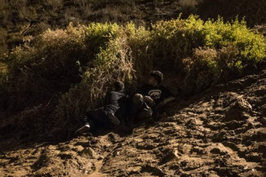 Algunos migrantes desafían a las autoridades estadounidenses al acercarse a la valla para escalarla, sin embargo, un grupo de migrantes decidió cavar un agujero bajo el metal para pasar al otro lado.