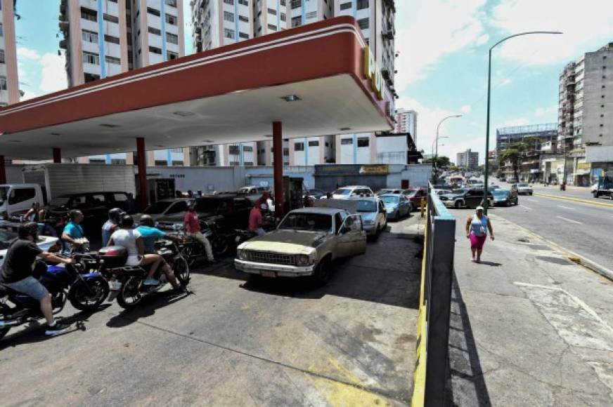 Las estaciones de servicio tampoco pueden abastecer de combustible por la falta de luz.