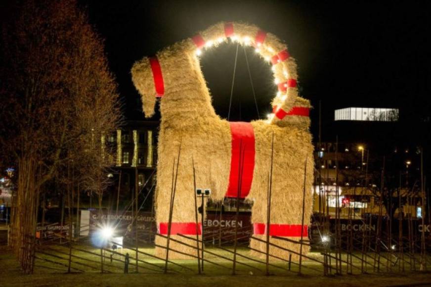 Suecia. La cabra de Gävle, esta tradición navideña sueca ha generado sin querer otra costumbre: intentar prenderle fuego a la cabra. En sus 48 años de historia, han conseguido quemar la cabra en 26 ocasiones, la más reciente fue en 2013.