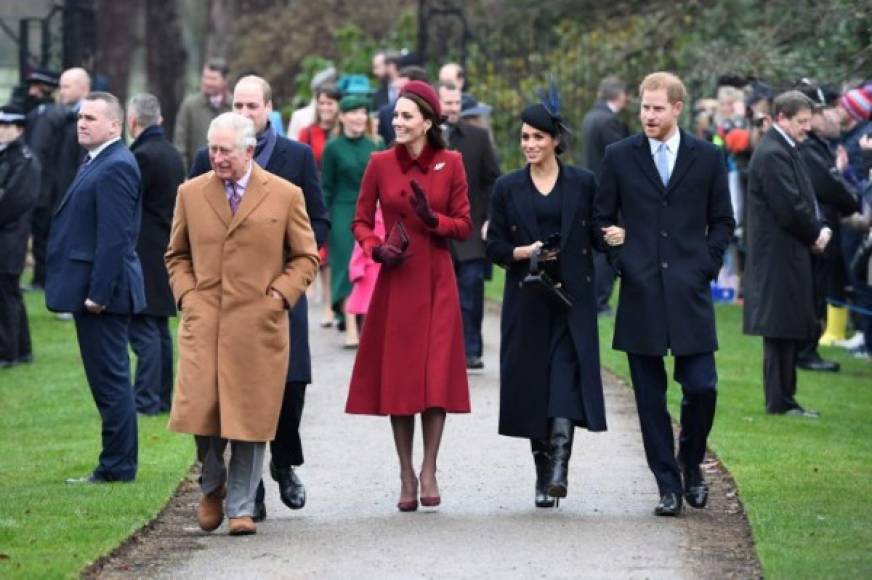 En el corto recorrido entre la mansión de Sandringham y el templo religioso se pudo ver al príncipe Carlos, heredero de la corona británica, con sus hijos y nueras, los duques de Cambridge, William y Kate, y los de Sussex, Harry y Meghan.<br/>