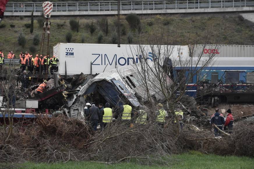 El incidente ocurrió a la altura de Lárisa, en el centro del país. Allí colisionaron un <b>tren</b> con 350 pasajeros y un convoy de mercancías, poco antes de la medianoche del martes (22H00 GMT).