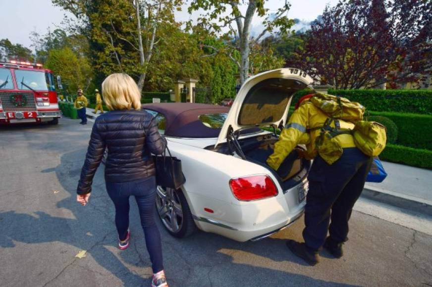 Más de 200 mil personas evacuaron en Los Angeles y el condado de Ventura por los incendios.