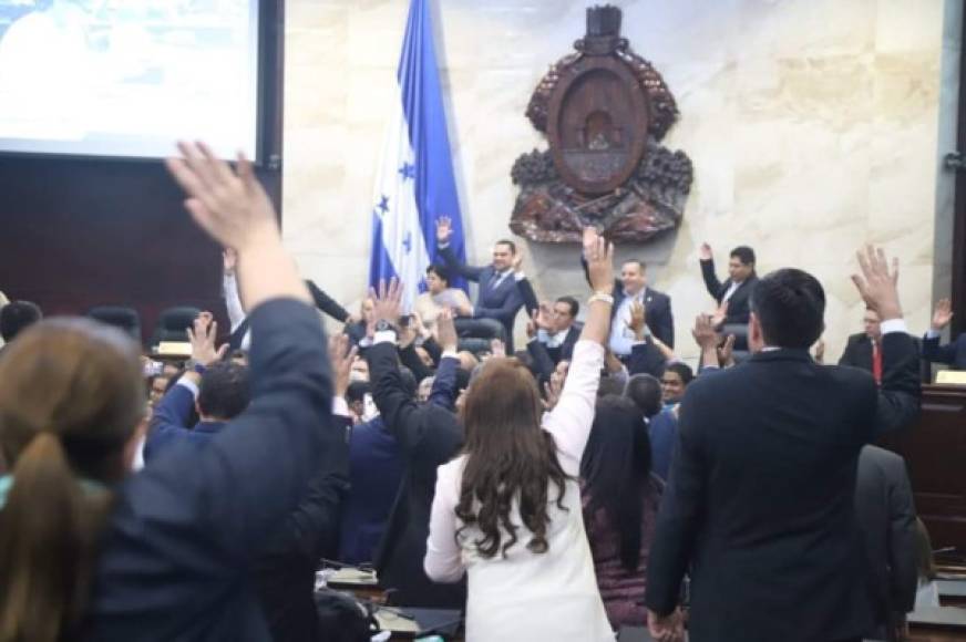 Mientras los diputados de Libre hacían relajo, los nacionalistas aprobaron (sin el método electrónico) la aprobación de varios contratos.