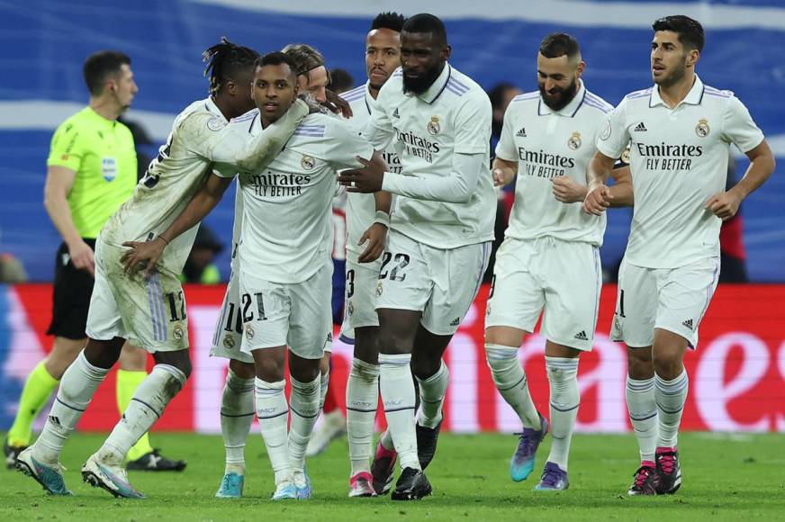 Los jugadores del Real Madrid celebraron en grupo con Rodrygo por su golazo que significó el 1-1 y el partido se iba a la prórroga.