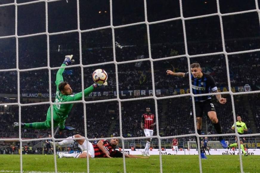 Gianluigi Donnarumma falló en la salida y Mauro Icardi de cabeza le dio el triunfo al Inter. Foto AFP