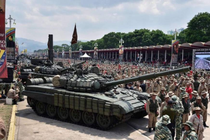 'El 13 de abril de 2002 es un día que nuestra generación no olvidará', dijo Maduro rodeado de militares, simpatizantes, tanques de guerra y lanzaderas de defensa antiaérea. La mayoría de este armamento ha sido comprado a Rusia, principal aliado del Gobierno chavista.
