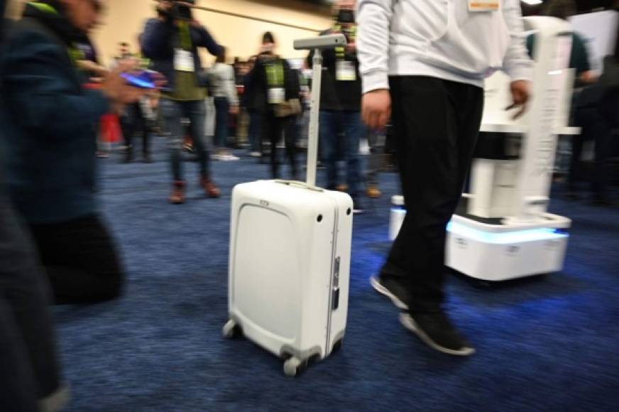 La maleta robot se mantiene junto a su dueño no importa adonde vaya.