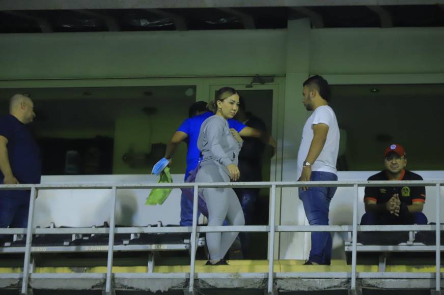 Con un oufit deportivo, la chica llegó a uno de los palcos del estadio Morazán para poder disfrutar del encuentro Olimpia vs UPN.