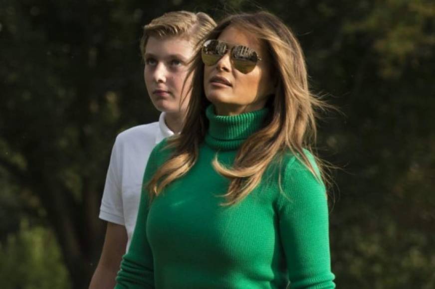 US First Lady Melania Trump looks at the White house through her sunglasses as she arrives with her son Baron on the South Lawn upon their return to the White House after a weekend in Bedminster, in Washington, DC on August 19, 2018. / AFP PHOTO / Eric BARADAT
