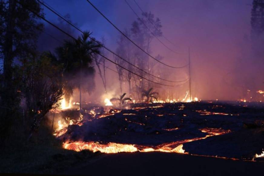 La erupción de ayer se produjo en una de las 24 fisuras abiertas en el suelo por la presión de la lava, lo que llevó a las fuerzas de seguridad de la isla a ordenar a los vecinos de la región de Leilani la evacuación de la zona.