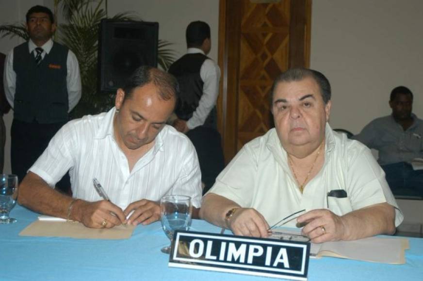 Rafael Ferrari, presidente del Olimpia, junto a Osman Madrid, quien hoy en día es vicepresidente del club albo.