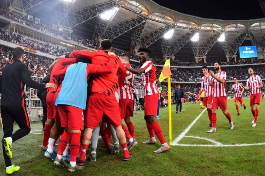 Los jugadores del Atlético celebrando el gol de la victoria de Ángel Correa.