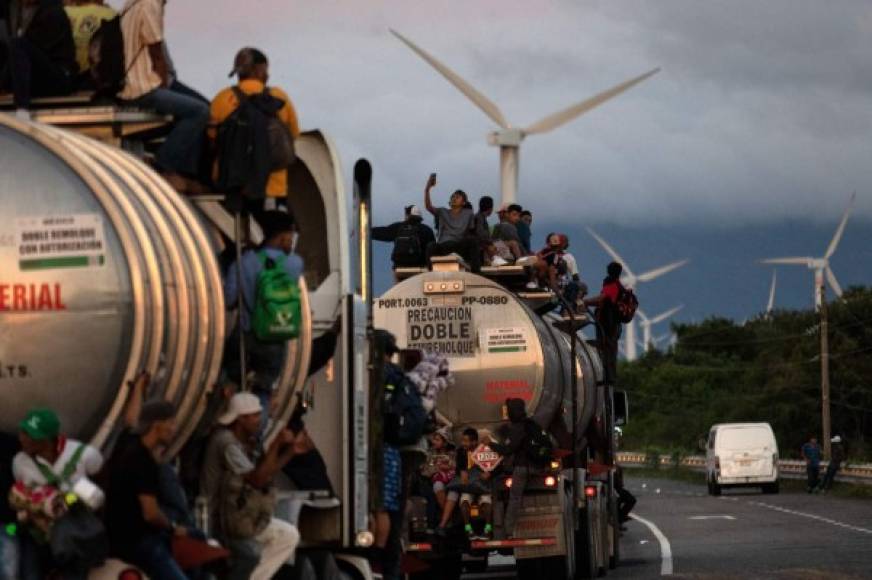 La primera caravana de migrantes, integrada por más de 7,000 centroamericanos, llegará este jueves a Ciudad de México, donde esperan solicitar visas humanitarias para continuar su trayecto hacia el norte.