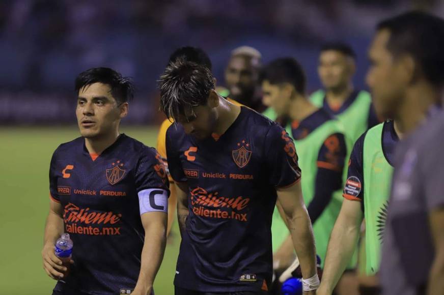 Jugadores del Atlas salieron cabizbajos y con el rostro triste tras la dura derrota ante Olimpia.