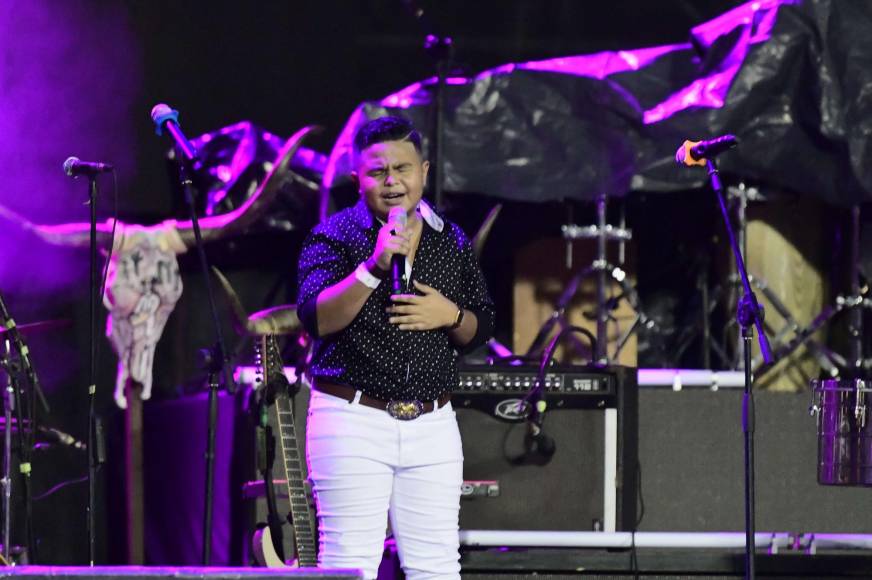 Christian Nodal se subió al escenario y deleitó a San Pedro Sula con espectacular concierto