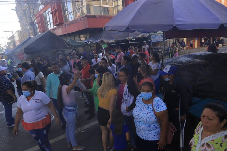 Los protestantes exigen el cese del desalojo de los comercios frente a la UNAH-VS y la tercera avenida.