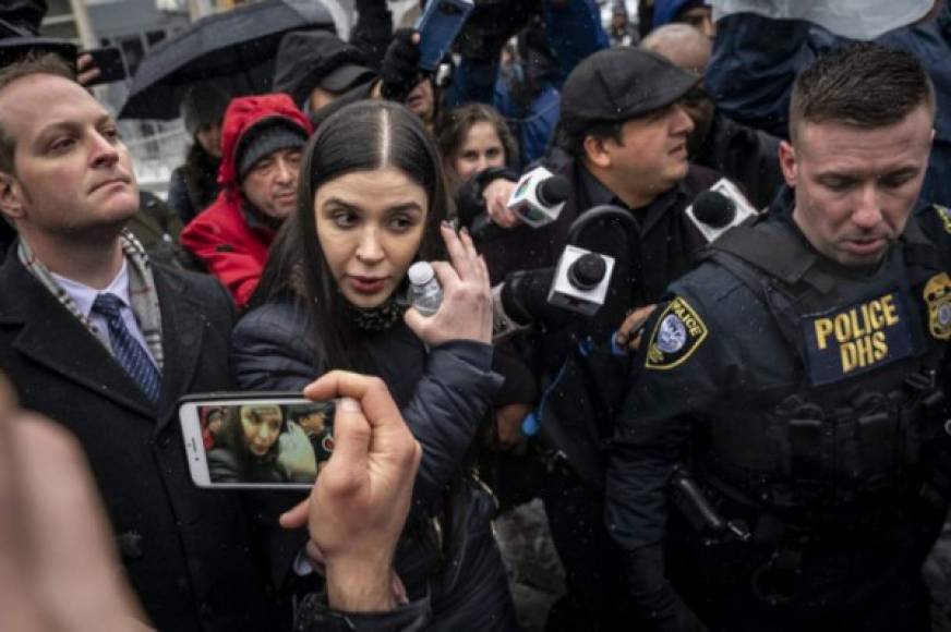 El rostro de Emma Coronel lució relajado, como si ya estaba preparada para el veredicto.