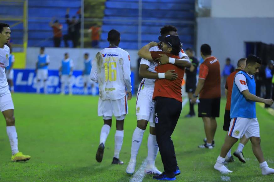 Jorge Benguché abrazó a Pedro Troglio tras marcar su primer gol.