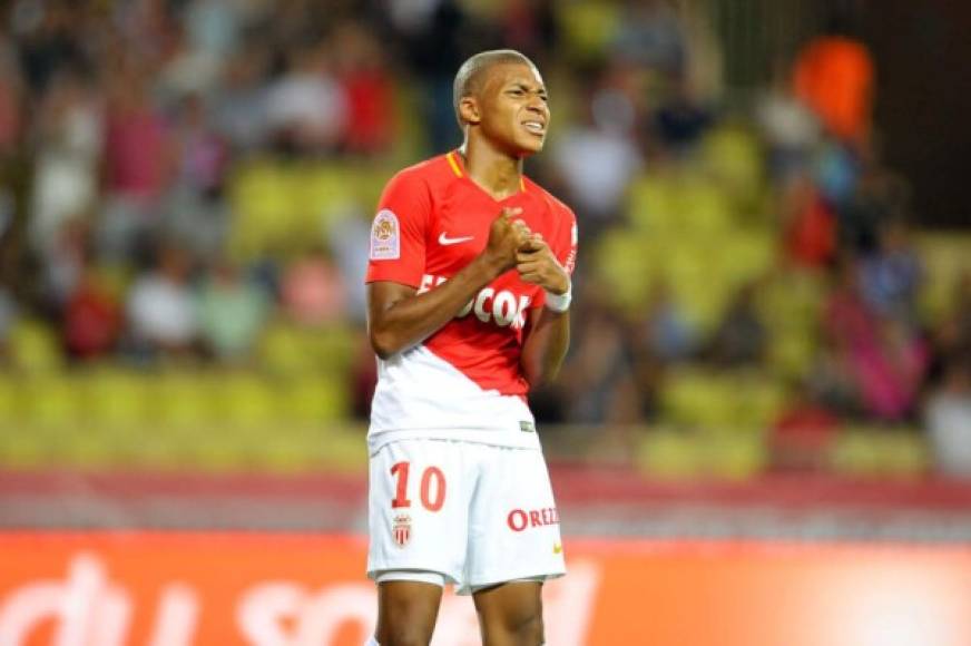 Su primer partido profesional lo jugó el 2 de diciembre de 2015, Mónaco-Caen 1-1 por la Liga francesa.