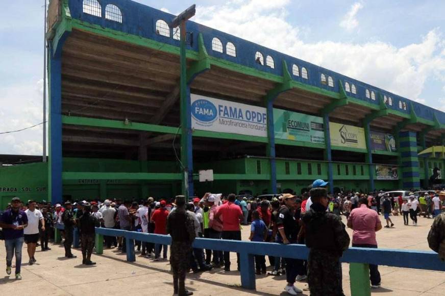 Enormes filas de los aficionados para ingresar al estadio Juan Ramón Brevé Vargas de Juticalpa.