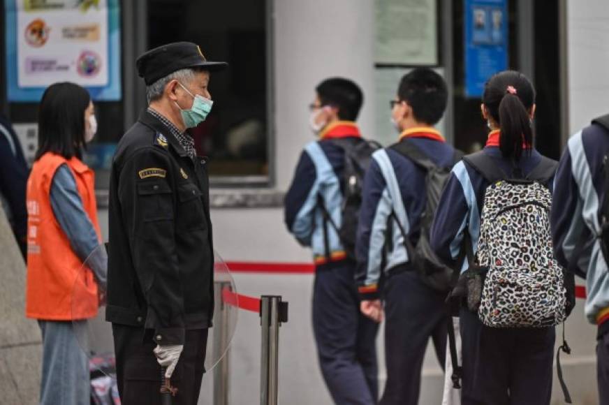 El miedo al virus sigue presente, también en Pekín, a pesar de que todas las personas que llegan a la ciudad tienen que cumplir una cuarentena de 14 días.