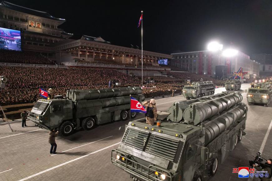 El desfile mostró “el desarrollo transformador de la capacidad defensiva y la mayor capacidad de ataque nuclear del país”, agregó la agencia norcoreana.