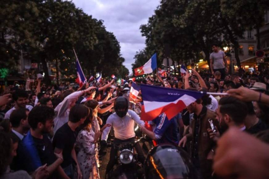 Una concurrida caravana llegó hasta el centro de París, como parte de los festejos por la clasificación de los Galos a la final del Mundial.