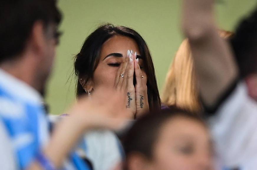 Antonela Roccuzzo fue captada en el momento que sufría por el choque Argentina vs Australia correspondiente a los octavos de final.