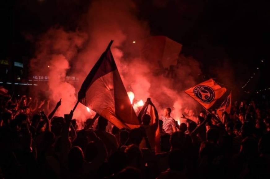 La Ciudad del Amor se iluminó con cientos de luces artificales y bengalas alusivas a los colores de la bandera de Francia.