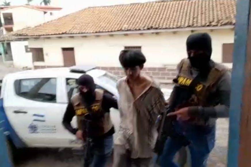 El capturado fue identificado con el alias de Dominó de 20 años de edad quien fue sorprendido en posesión de varios envoltorios que contienen en su interior tanto hierba seca supuesta marihuana, como polvo blanco supuesta cocaína, asimismo se le decomisó dinero en efectivo proveniente de la venta de estos supuestos alucinógenos y un teléfono celular.