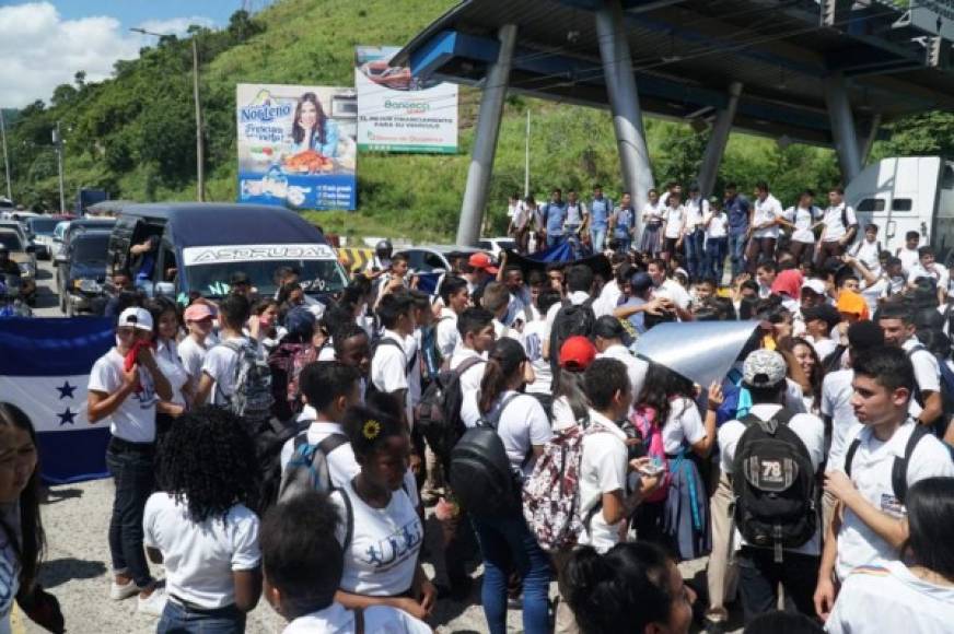Los estudiantes dificultaron el tráfico por más de dos horas en esta vía exigiendo un bono estudiantil y la rebaja de dos lempiras al pasaje del transporte público.