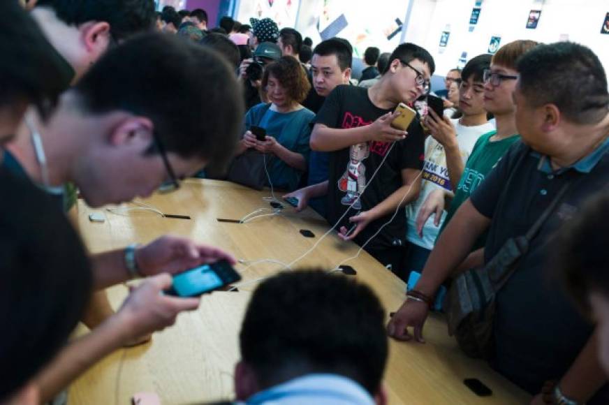 El iPhone atrajo a muchos consumidores a esta tienda Apple de Pekín, China.