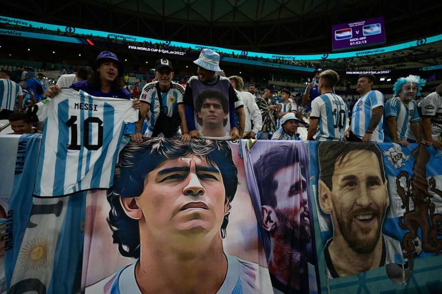 Maradona y Messi, siempre presentes en las mantas de los aficionados argentinos.