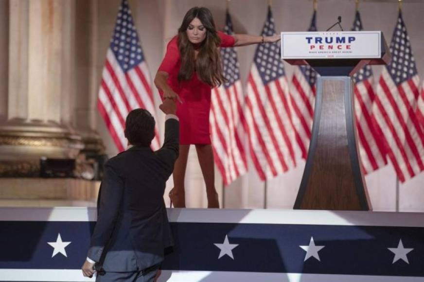 Al finalizar su discurso, Trump Jr. se acercó al escenario para chocar el puño con su novia felicitarla por su eufórica defensa del mandatario estadounidense.