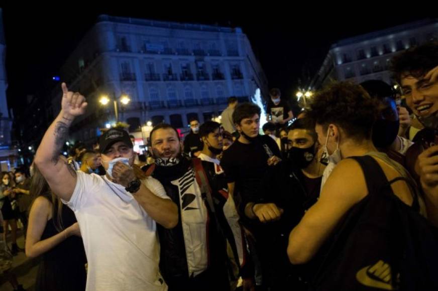 El presidente del gobierno, el socialista Pedro Sánchez, pidió 'no bajar la guardia' desde Grecia, donde se encontraba de visita.