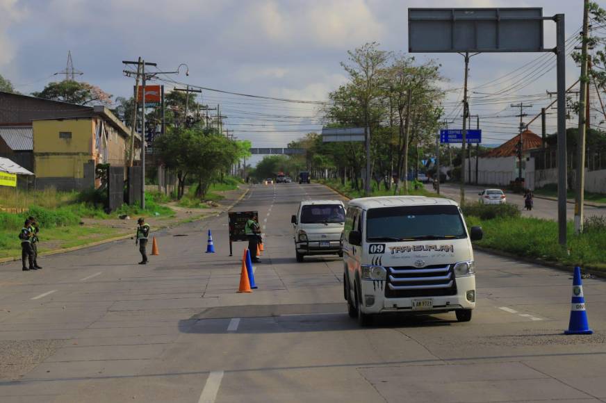 En el extinto peaje del bulevar del sur, elementos de la Policía Militar del Orden Público (PMOP) y la Policía Nacional de Honduras han instalado conos como medida de seguridad para quienes salen y entran a la ciudad. Fotografía: La Prensa / Melvin Cubas