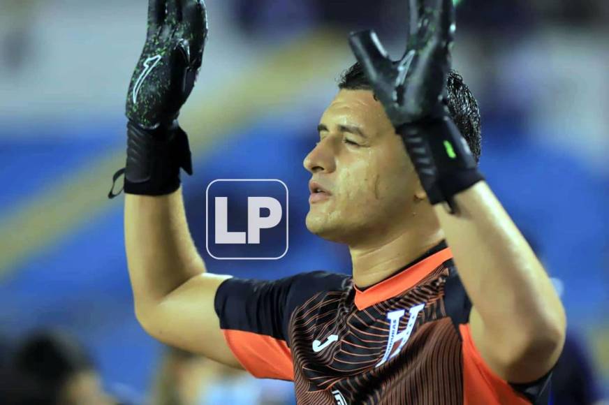 Harold Fonseca agradeciendo a Dios por su titularidad en la Selección de Honduras.