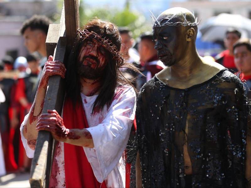 En el Viacrucis, Jesús avanza hacia la cruz mientras la sombra de la muerte lo sigue, recordando su sacrificio por la humanidad.