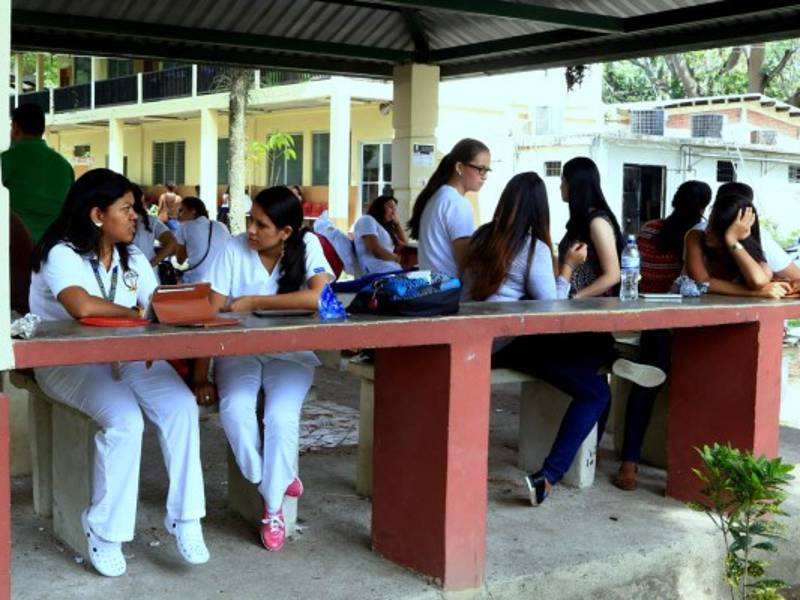 Estudiantes de Odontología al llegar a clases este lunes frente a la facultad. Foto: Amílcar Izaguirre