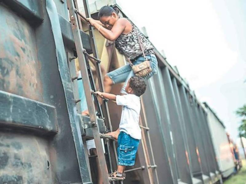 Este pequeño subiendo a la “Bestia” junto a su madre es el claro ejemplo de los peligros a los que son expuestos en el camino.