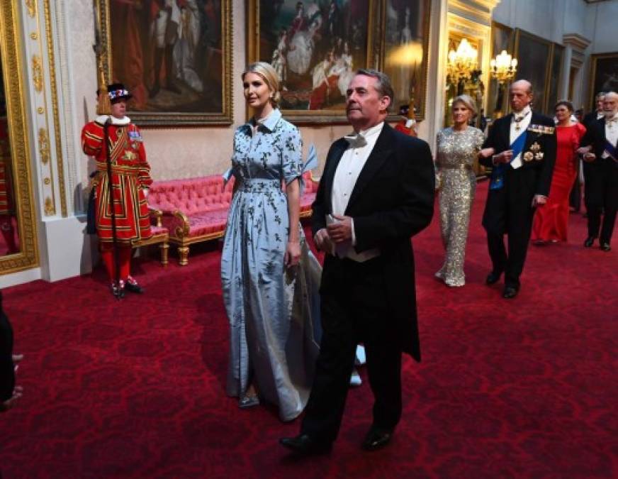 Ivanka se llevó los aplausos de los críticos de moda por su acertado atuendo para el evento, un diseño azul pastel de Carolina Herrera, que destacó la elegancia de la también asesora presidencial.