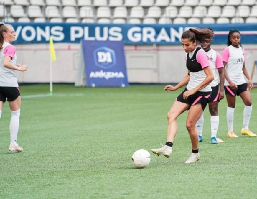 En el pequeño y rico país nórdico, pasó una dura adaptación. Logró el estatuto de refugiada y fue allí donde vio por primera vez a unas chicas jugando al fútbol, un deporte con el que ya había tenido contacto a través de su padre.