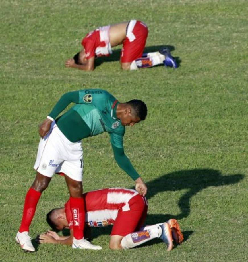 Jugadores del Vida agradecieron por el triunfo y Costly los fue a saludar al final del partido.