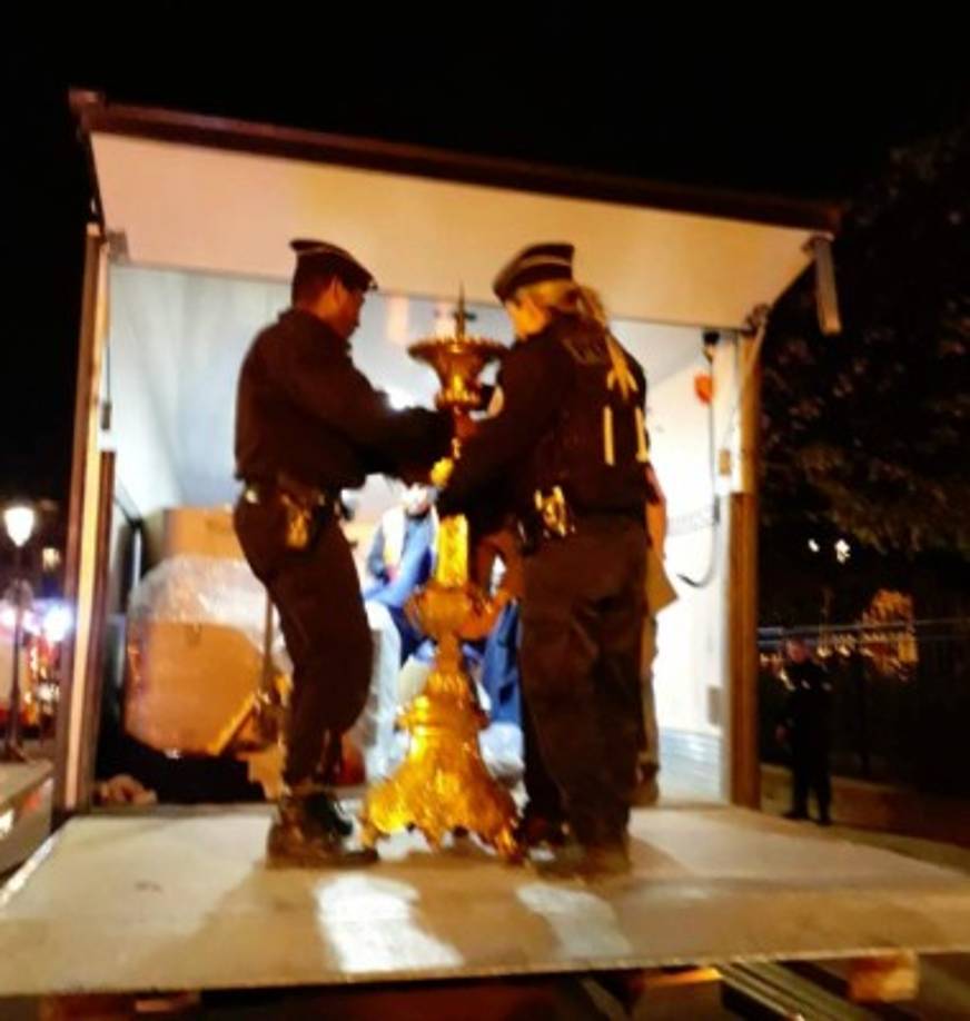 Personal del Gobierno y la arquidiócesis retiraron gran parte del denominado tesoro de Notre Dame, que cuenta con obras de arte y reliquias monárquicas.